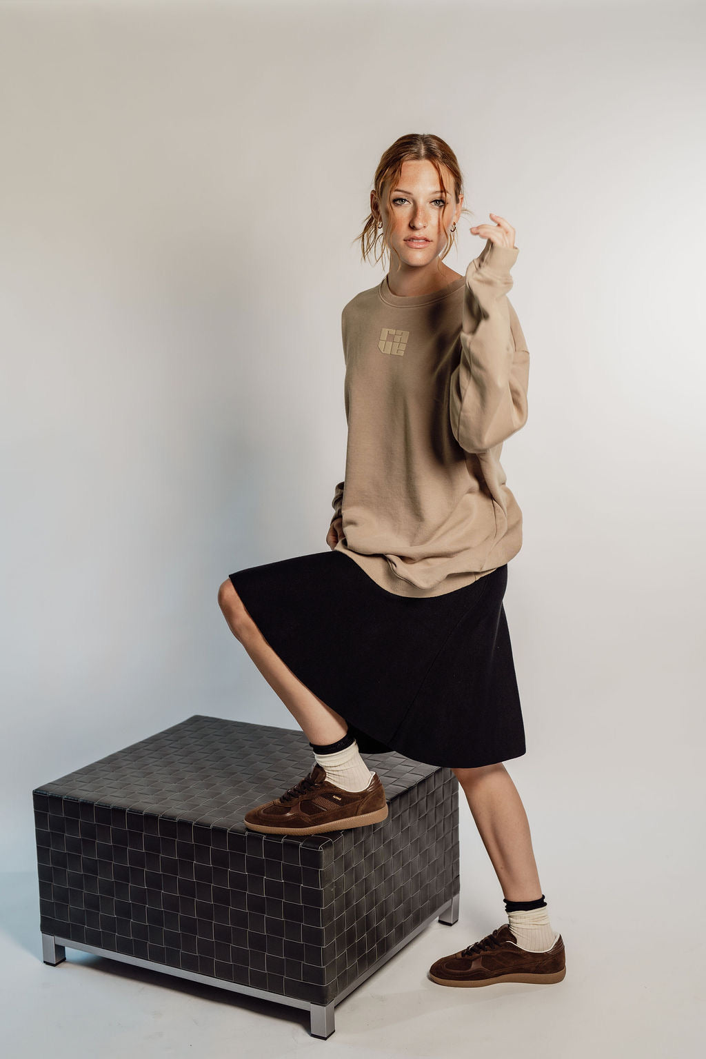 DENIM WASH CREW IN TAN