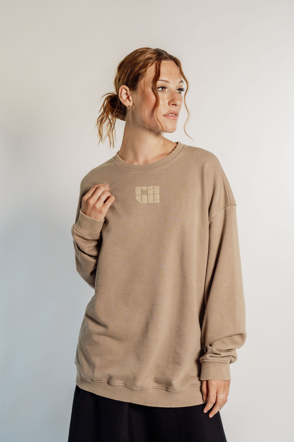 DENIM WASH CREW IN TAN