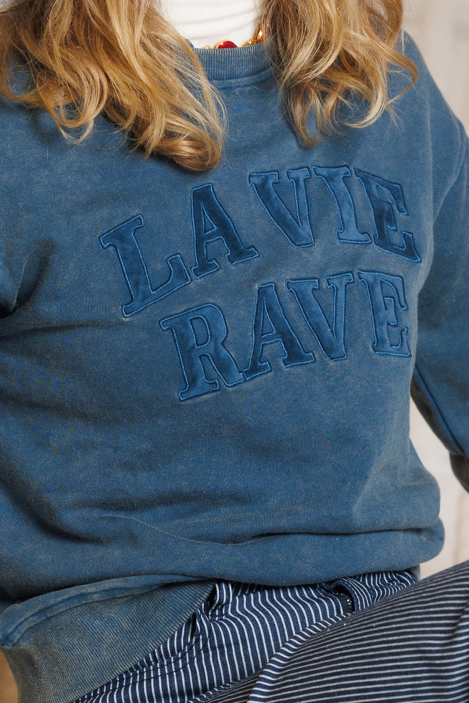 DENIM WASH CREW IN BLUE
