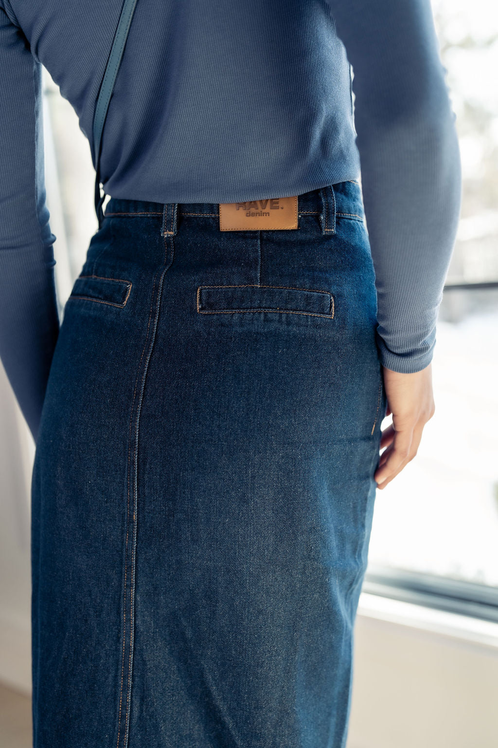 DARK WASH LEATHER PATCH SKIRT
