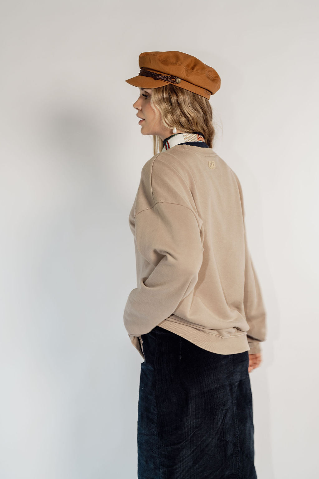 DENIM WASH CREW IN TAN