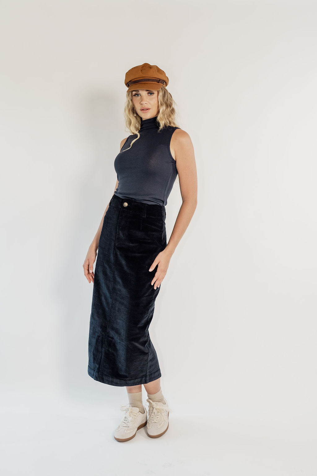 SLEEVELESS TURTLENECK