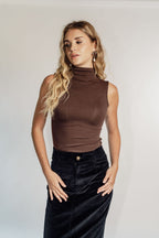 SLEEVELESS TURTLENECK
