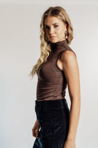 SLEEVELESS TURTLENECK