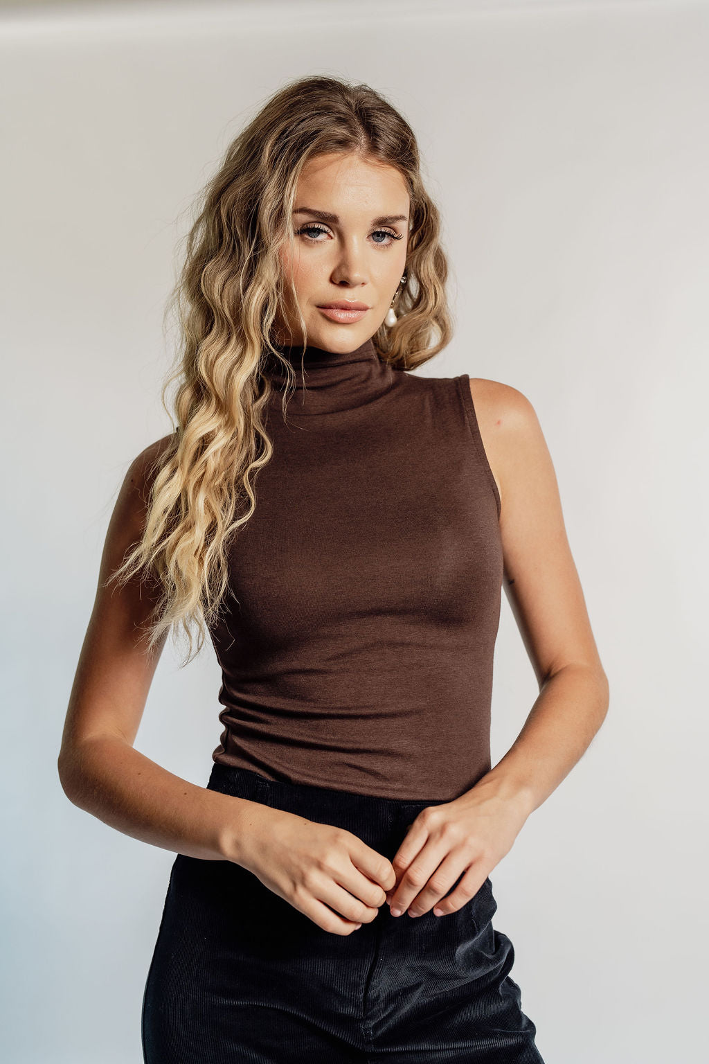 SLEEVELESS TURTLENECK