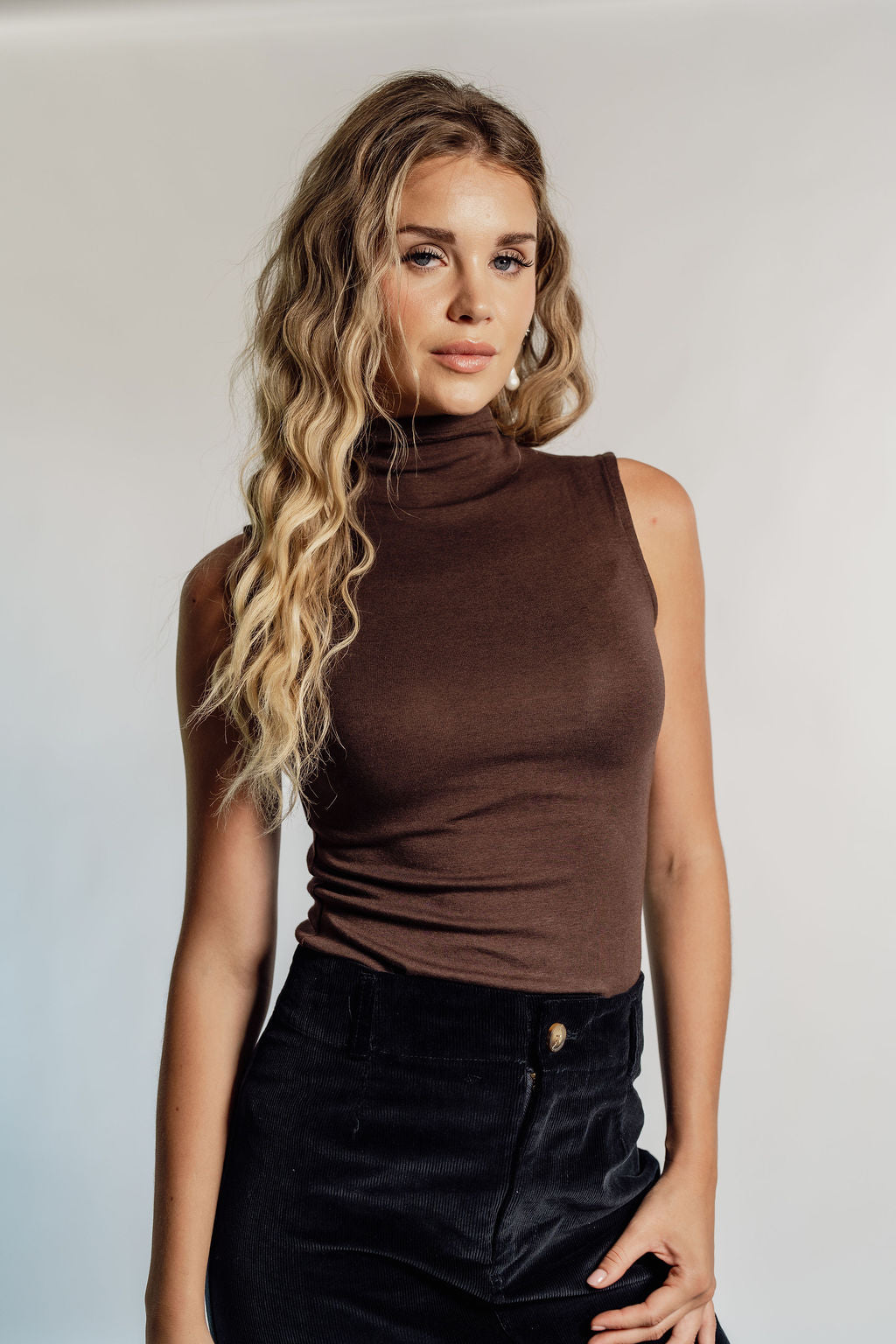 SLEEVELESS TURTLENECK