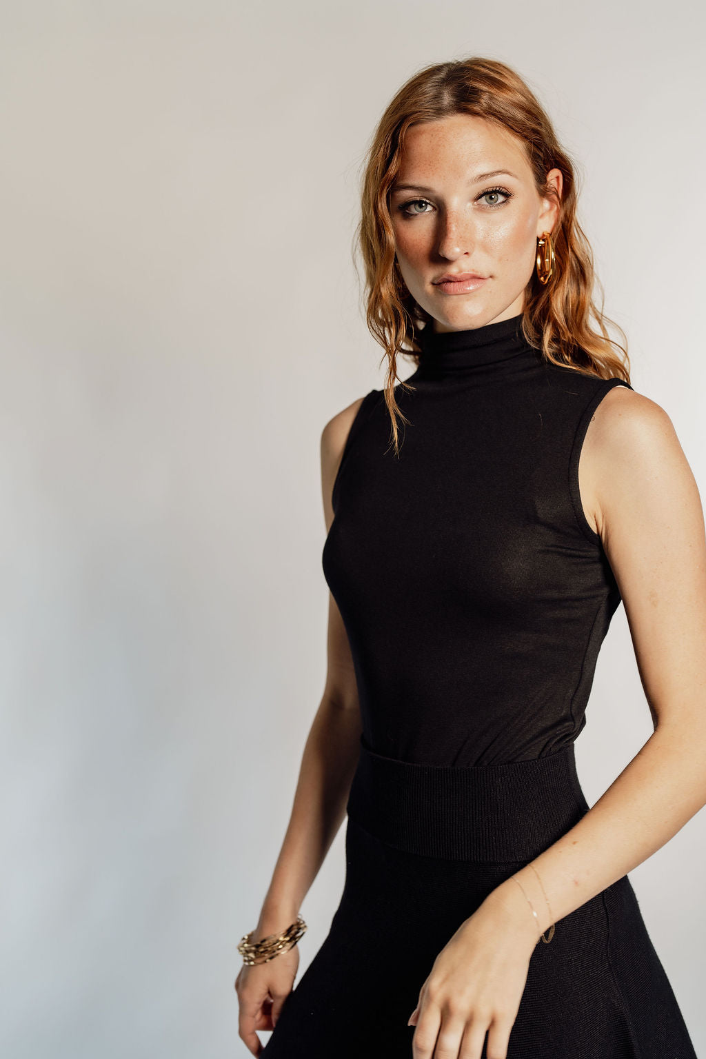 SLEEVELESS TURTLENECK