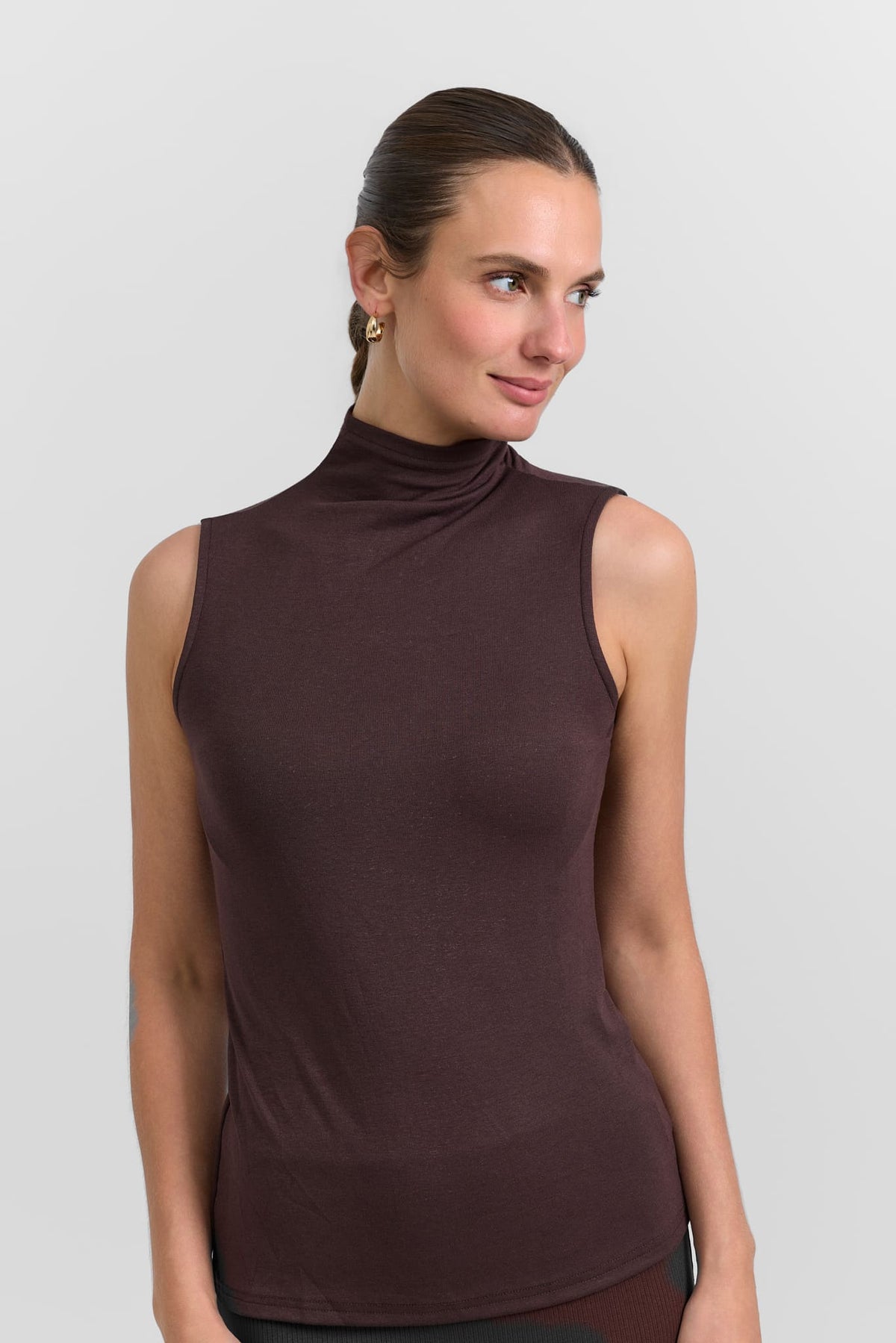 Sleeveless turtleneck