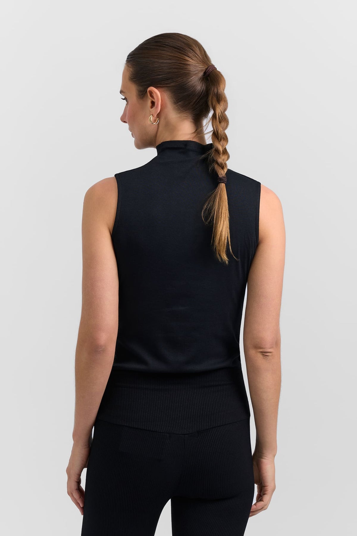 Sleeveless turtleneck