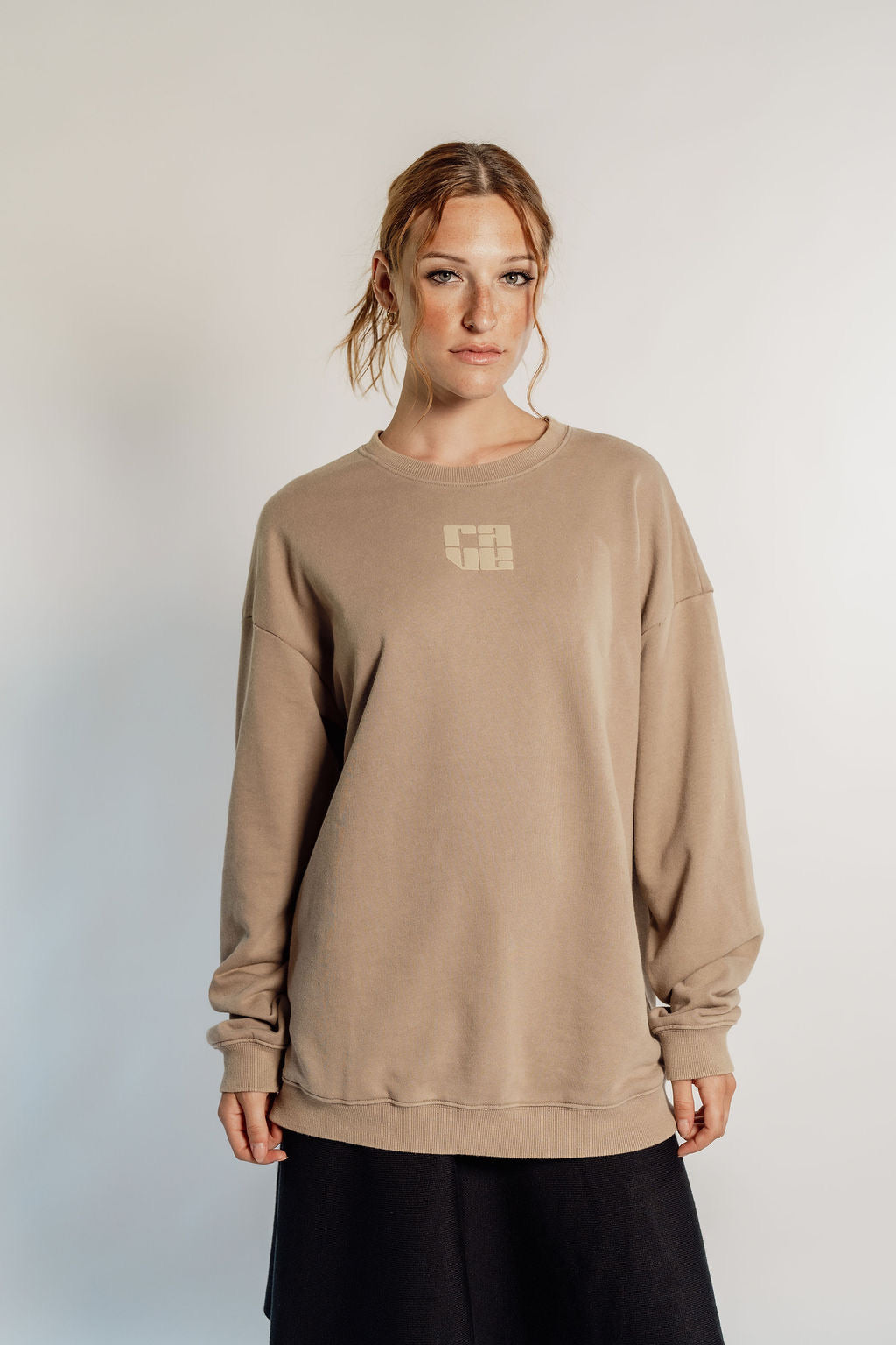 DENIM WASH CREW IN TAN
