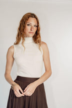 SLEEVELESS TURTLENECK