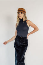 SLEEVELESS TURTLENECK