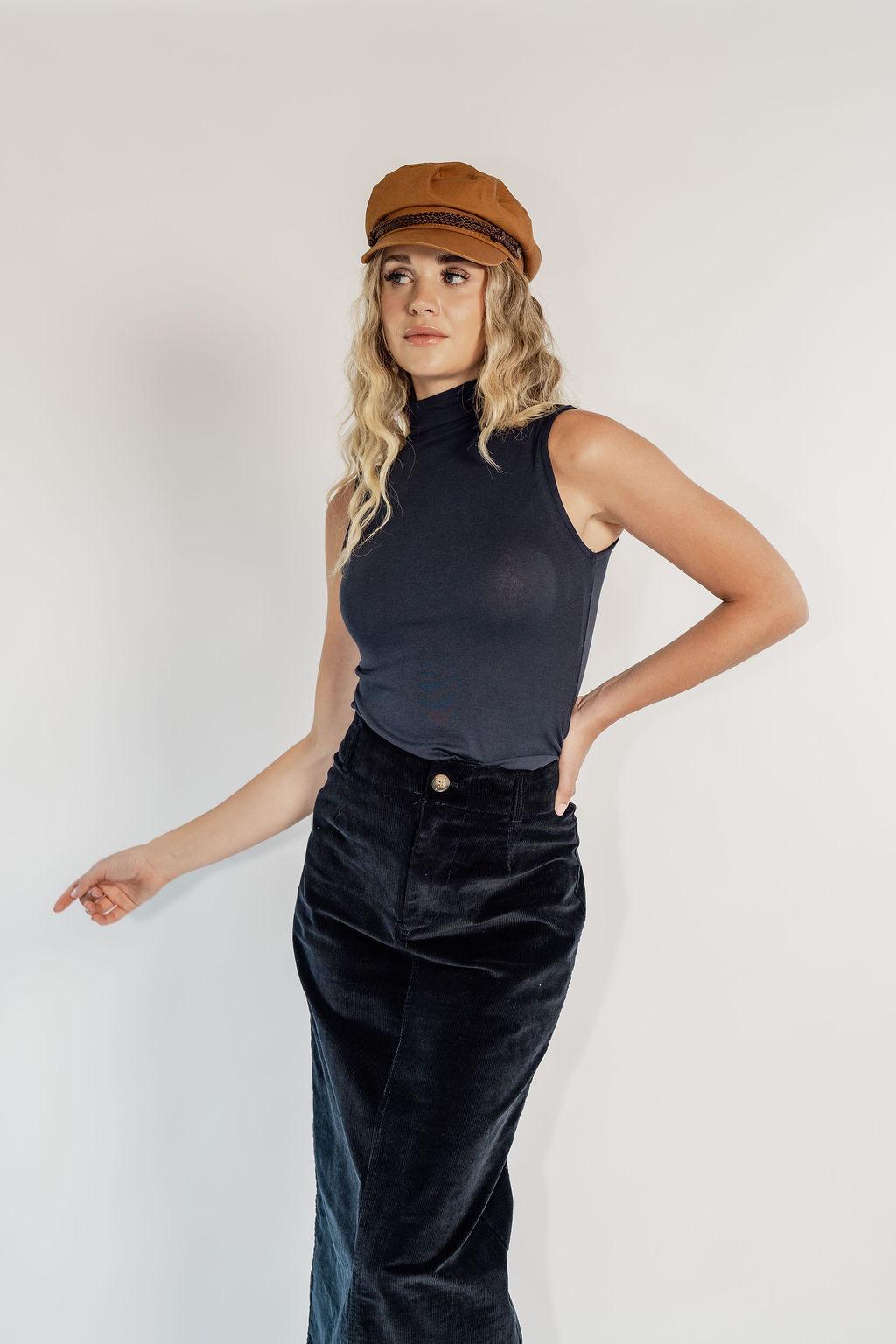SLEEVELESS TURTLENECK