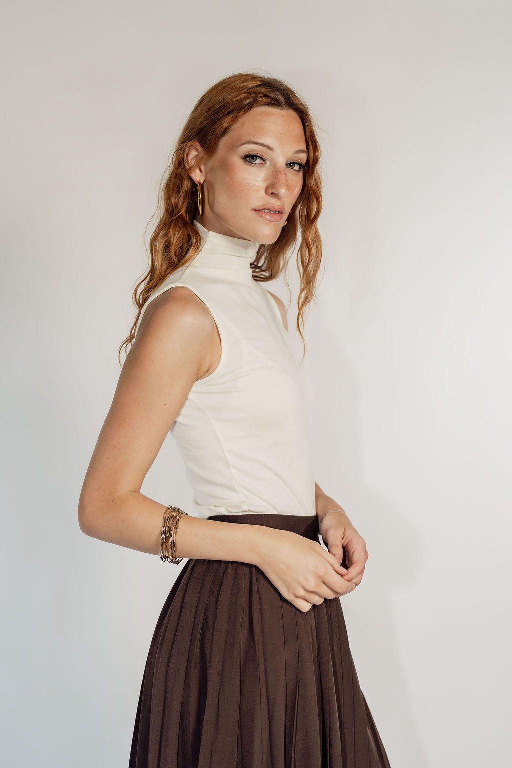 SLEEVELESS TURTLENECK